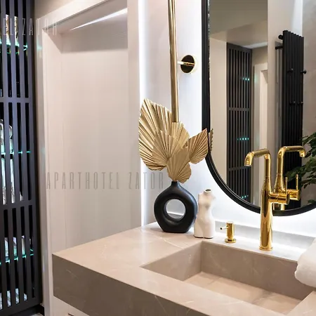 Glam 52 Jacuzzi Apartment